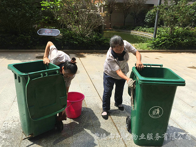 垃圾桶清洁消毒